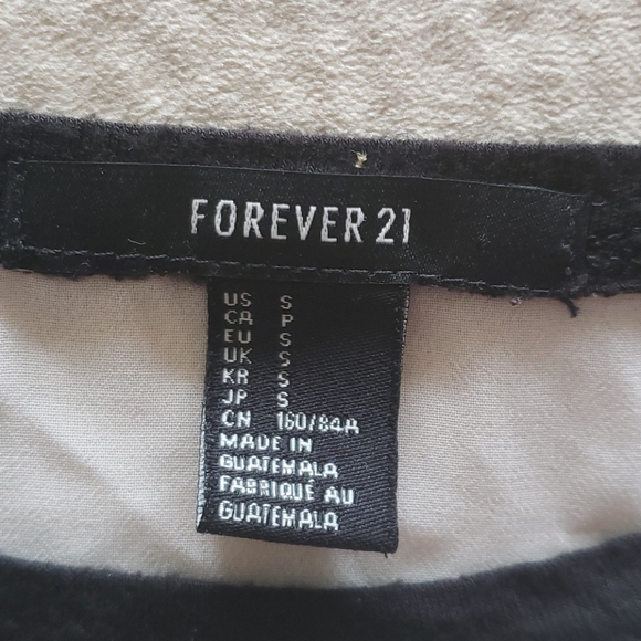 Black and White Top - Picture 2 of 5